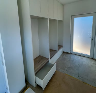 Maßgefertigte Garderobe mit integrierter Sitzbank und Schubladen für Schuhe von Tischlerei Gintner