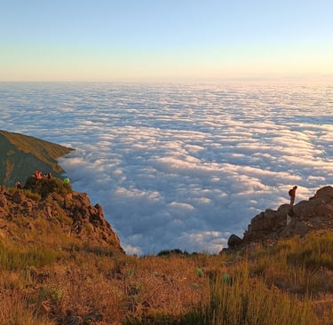 Vista all'alba da Pico do Areiro con un mare di nuvole