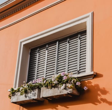fenêtre aux volets fermés