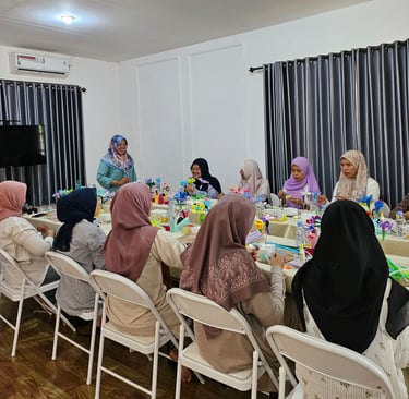 Seorang pengajar Ekskul.id sedang berdiskusi dengan sesama anggota dalam suatu pelatihan