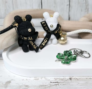 Porte-clés élégant et symbolique, accessoire raffiné pour tous les styles.