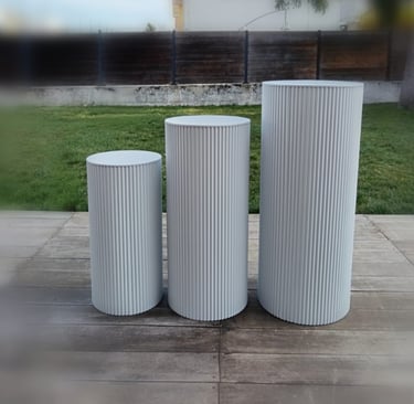 colonnes striées en métal