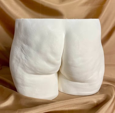 Moulage fesses en plâtre sur fond doré