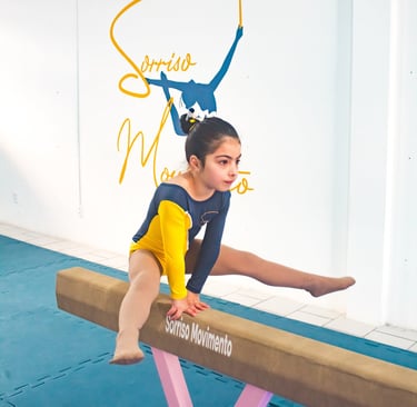 ginasta criança realizando equilíbrio de força na trave