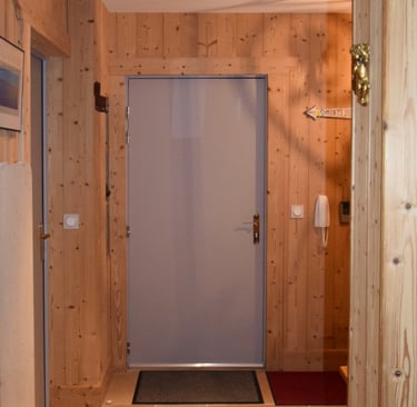 Porte de service avant la réalisation d'un trompe-l'oeil