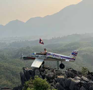 Sarah dans un avion sur une montagne au Laos