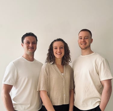 FRAMA Teamfoto – Johannes, Eva und Linus vor weißem Hintergrund