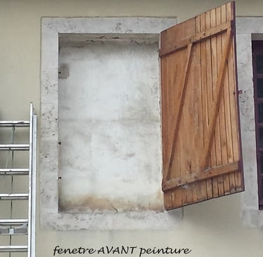 Fenêtre murée d'une façade avec un volet.