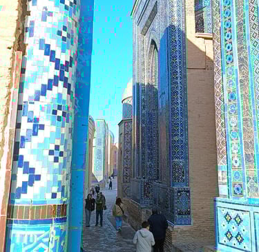 Mausolei con piastrelle azzurre a Samarcanda in Uzbekistan