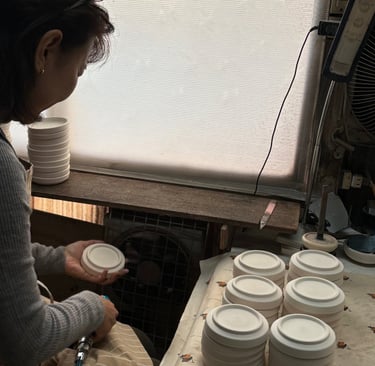 Artisane japonais travaillant sur de la céramique Japonaise Tobe Yaki