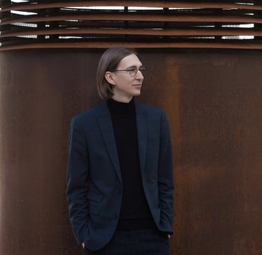 Donatas Paulauskas prie industrinio stiliaus fono.