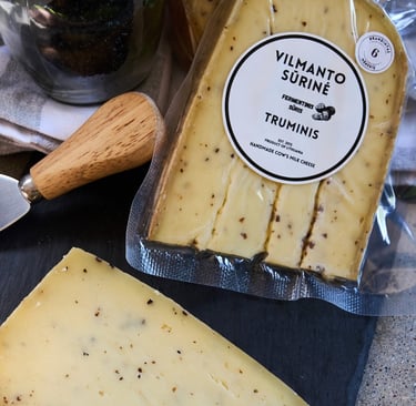Truminis sūris - nepasterizuoto pieno sūris su trumais, druska, fermentais ir pienarūgščiu raugu