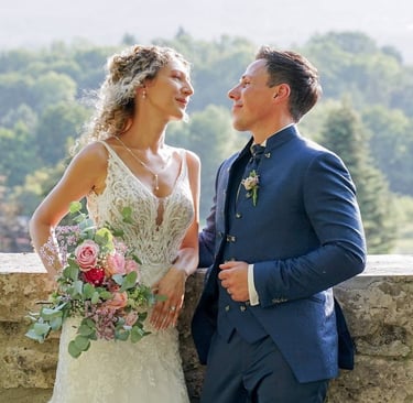 Photo de mariage avec le couple de mariés en côte d'Or
