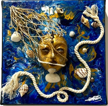 un visage d'or sculpté qui émergent des eaux marines