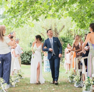 Mariés sortant de cérémonie entourés de leurs invités, organisation de mariage à Nîmes Clair Agende