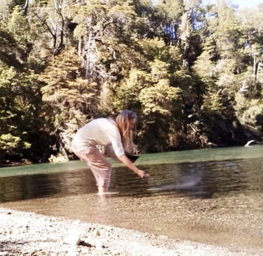 voluntaria homa esparce ceniza curativa homa purifica agua