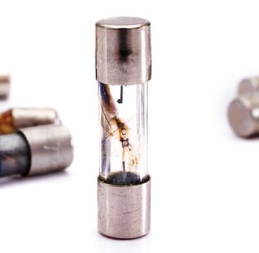 a group of fuses that are sitting on a table