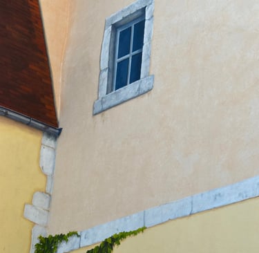Détails de trompe-l'oeil peint sur des façades, une fausse lucarne, fausses pierres, faux toit.