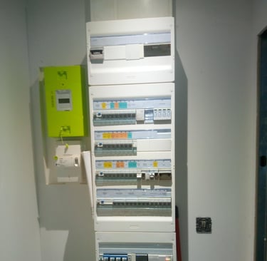 Tableau électrique résidentiel créé chez un particulier avec automatisation ascenseur domestique.