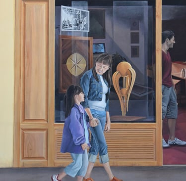 Détails d'une fresque en trompe-l'oeil sur une façade. Fausse vitrine avec 2 personnes devant.