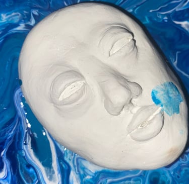 une sculpture blanche qui émerge des eaux