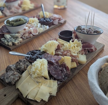 Planche de Charcuteries et fromages à Bord de notre lagoon 46