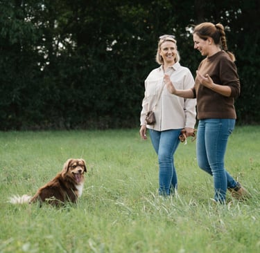 Marissa Füger mit Kundin beim Beschäftigungskurs mit Hund