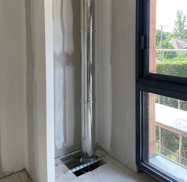 Conduit de fumée inox installé à l’intérieur avec passage de plancher et plafond