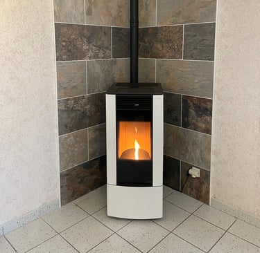 Installation de poêle à granulés design en angle avec habillage en pierre