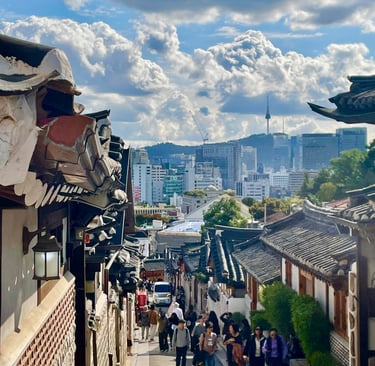 Promenade dans une rue traditionnelle coréenne pendant un séjour culturel