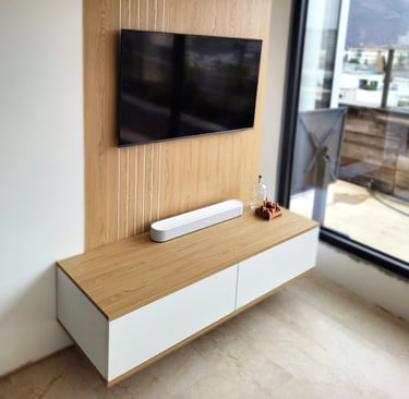 meuble TV suspendu avec habillage mural. Annecy