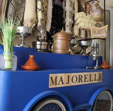 Chariot marocain décoratif avec objets artisanaux faits main, exposé dans le restaurant Majorelle 