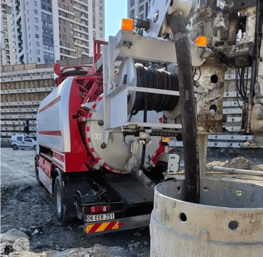 Vakumlu vidanjör aracıyla fosseptik çukuru boşaltma işlemi