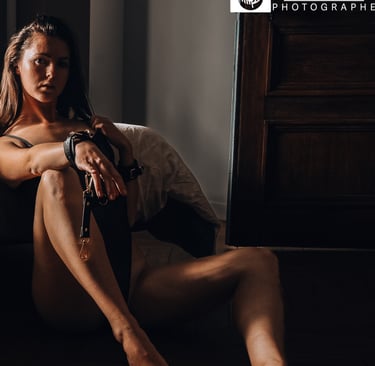 une femme assise sur un lit, les jambes croisées