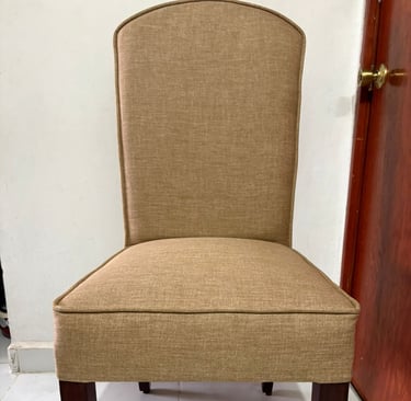 silla tapizada color dorado