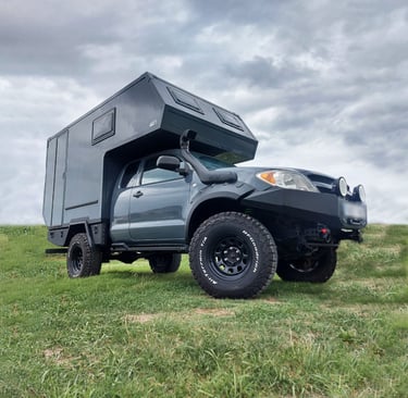 furgoneta pick up con cabina camper en el campo