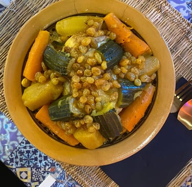 Plat de couscous marocain avec légumes frais, servi chez Majorelle, restaurant marocain à Bordeaux