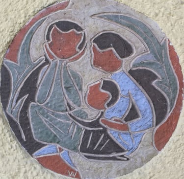 Keramikkünstlerin Anneliese Woschnagg schuf diese Keramik im Eingangsbereich