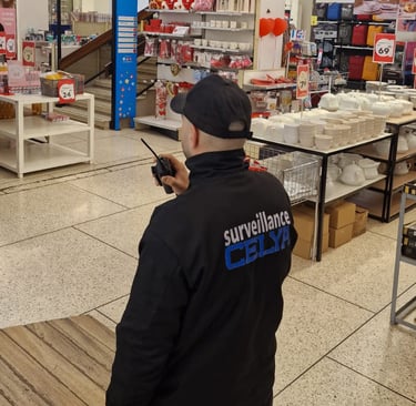 Un agent de sécurité assure la surveillance d’un magasin dans un mall à Casablanca