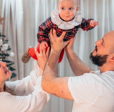sesion fotografia de una familia en su casa en navidad jugando