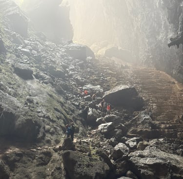 the climb down into watch out for dinosaurs, hang Son Doong cave, Vietnam