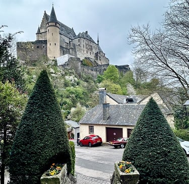 Vue sur le château de Vianden depuis le parking
