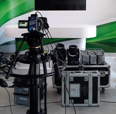 Pstazione tecnica per riprese video con cavalletto professionale, reflex, flight case su sfondo