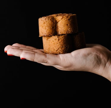 Gâteau Basque individuel de la Maison Pommiers dans une main