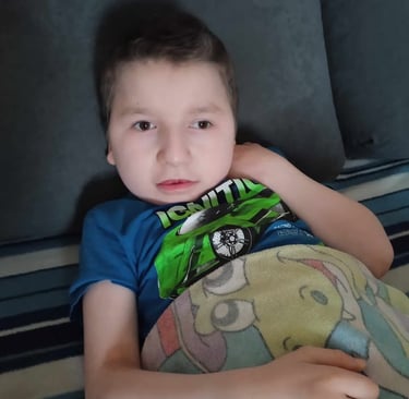 хлопчик у футболці з автомобілем