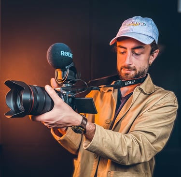 Réalisateur vidéo de studio bulbi tenant une caméra et un micro