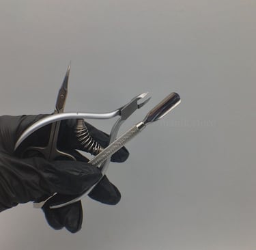 mano con guanto che regge 3 attrezzi spingicuticole forbicine e tronchesine acciaio inox