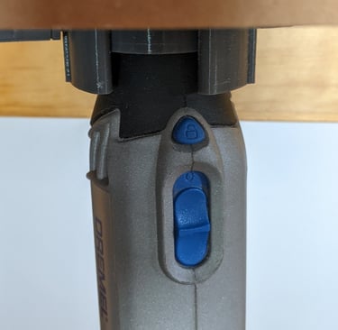 Le Dremel peut ici être utilisé comme une mini défonceuse sous table.