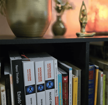 Livros de terapia e objetos simbólicos representando ancoragem, rigor e intuição reunidos na prática