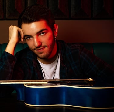 a man with a guitar and a guitar, guitarra, imagen de marca, cantante, redes 